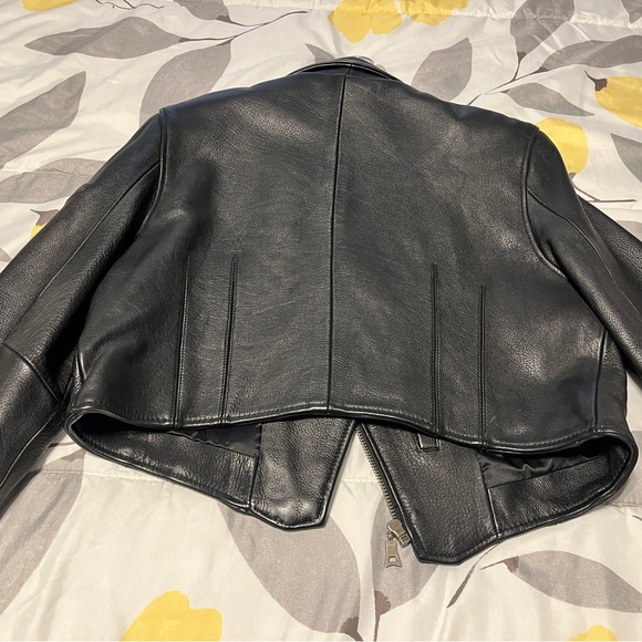 Cropped leather jacket with zipper sleeves. - Picture 10 of 10